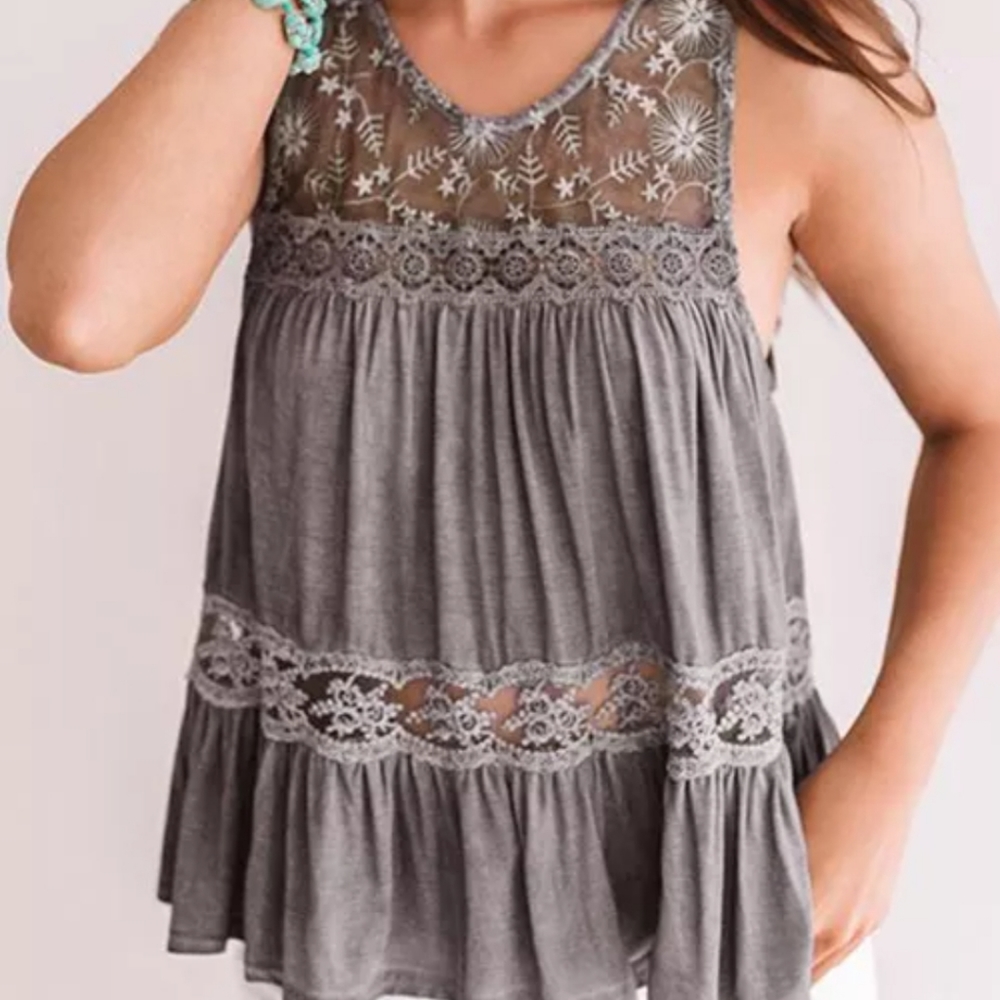 🔥New boutique Gray lace embroidery tank - Picture 2 of 11